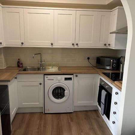 Central - 1 Bed, Cosy Retreat Swindon Eksteriør bilde