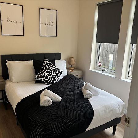 Central - 1 Bed, Cosy Retreat Swindon Eksteriør bilde
