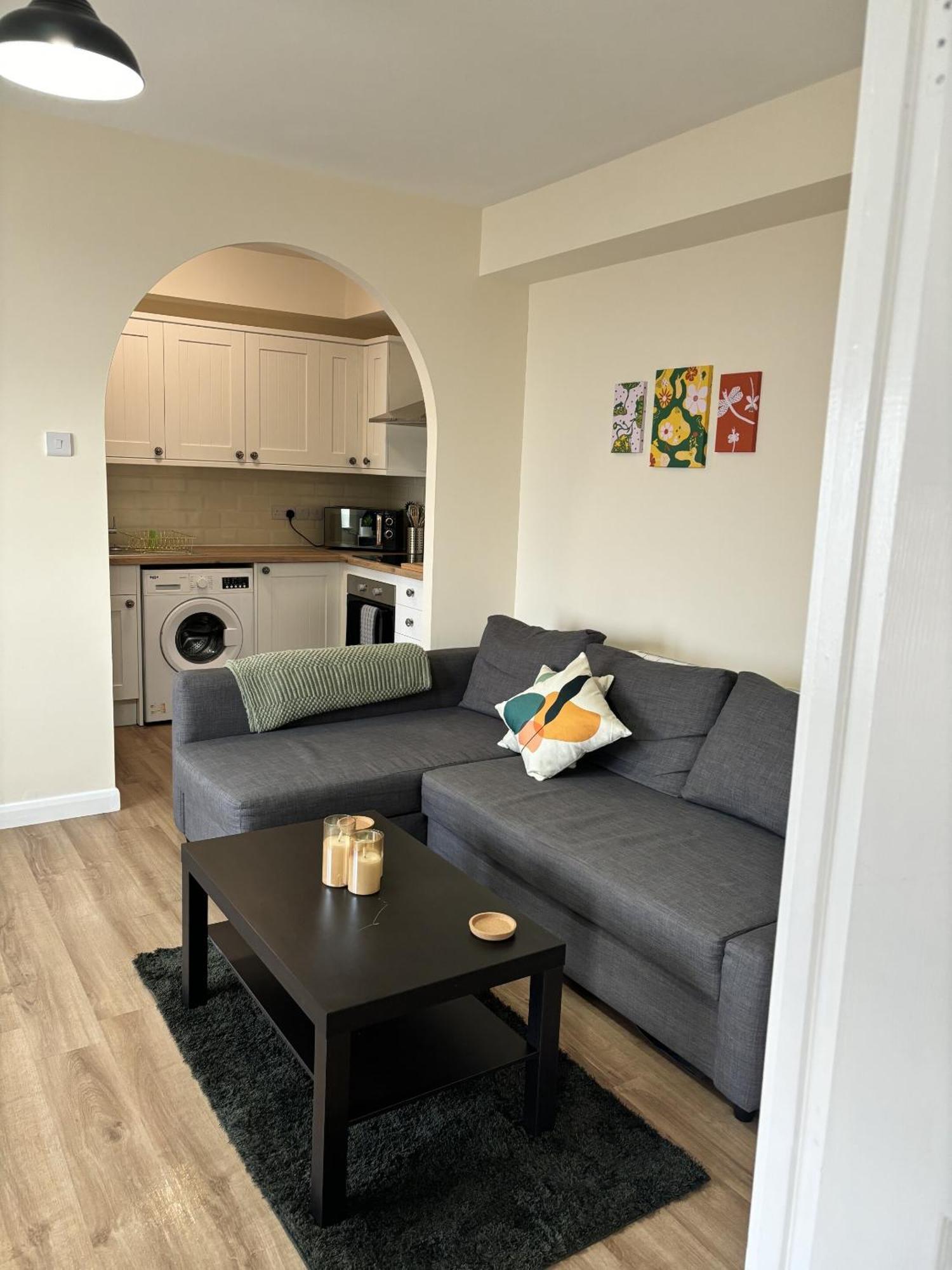 Central - 1 Bed, Cosy Retreat Swindon Eksteriør bilde